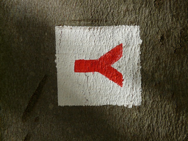 persona revisando calendario y lista de tareas en un escritorio minimalista con libreta y computador